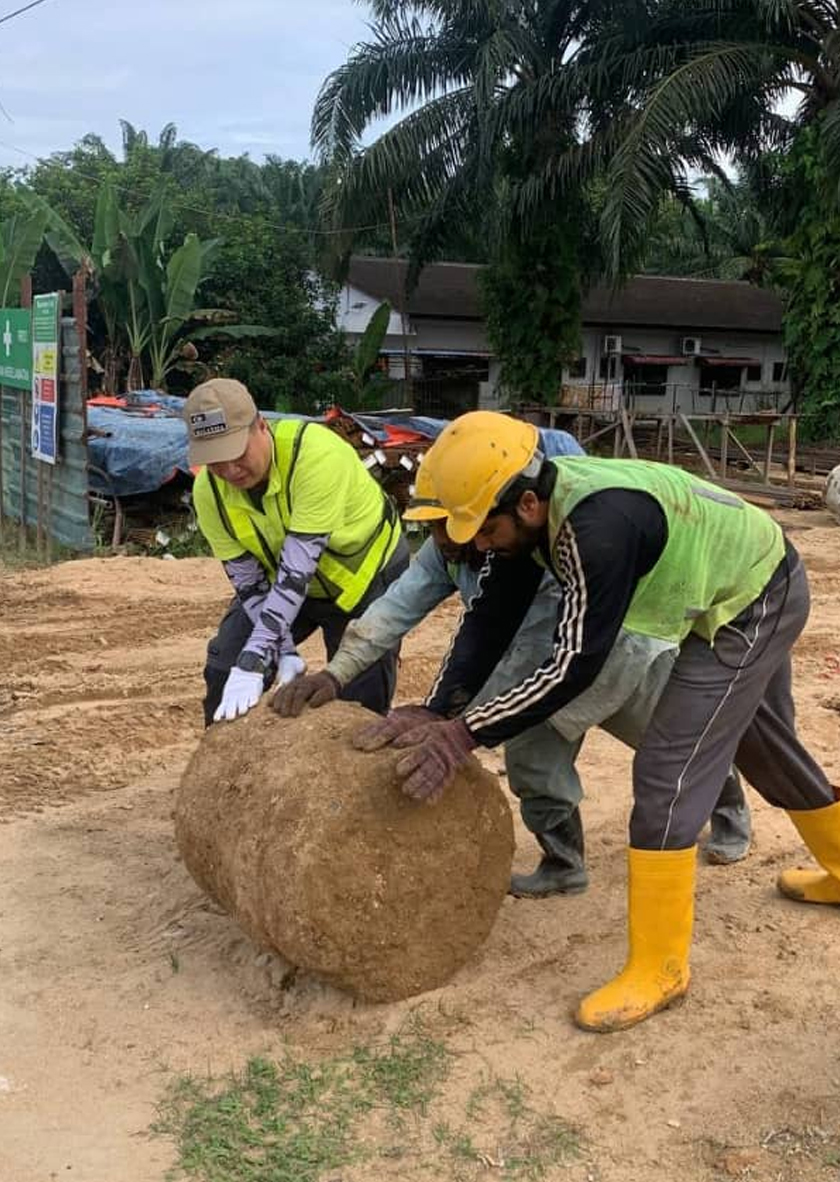 Silinder konkrit dibawa naik dari dalam sungai dengan bantuan kontraktor.