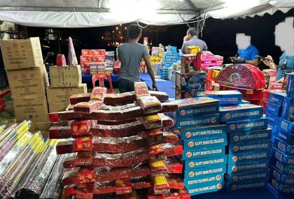 Polis rampas mercun, bunga api bernilai RM10,000 | Awani