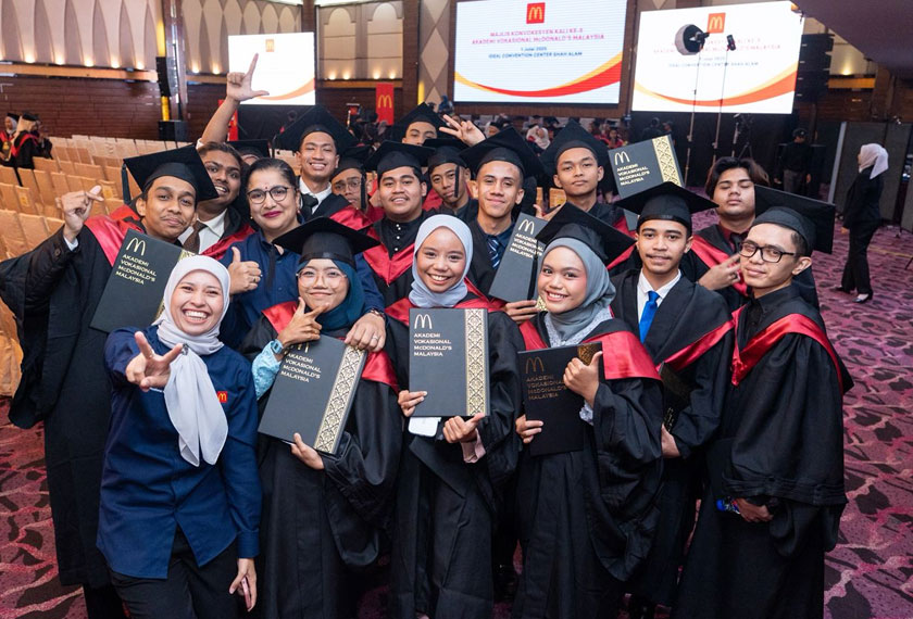 Para graduan meraikan kejayaan mereka selepas menerima Diploma Kemahiran Malaysia (DKM) dan Sijil Kemahiran Malaysia (SKM). - Foto McDonald’s Malaysia