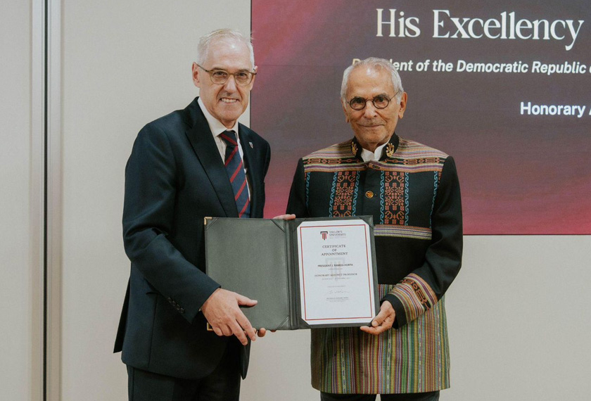 (Dari kiri) Profesor Barry Winn melantik Penerima Hadiah Nobel Keamanan dan Presiden Timor-Leste, Dr José Ramos-Horta, sebagai Profesor Adjung Kehormat bagi program PPE, mencerminkan komitmen Taylor’s terhadap pendidikan bertaraf dunia melalui kepimpinan pemikiran global. - Foto Taylor’s University