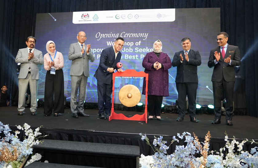 (Empat dari kiri) Steven Sim Chee Keong memukul gong ketika merasmikan Bengkel OIC dalam Memperkasa Pencari Kerja: Amalan Terbaik Platform Digital di Hotel Royale Chulan, Kuala Lumpur, pada Selasa. - Foto PERKESO