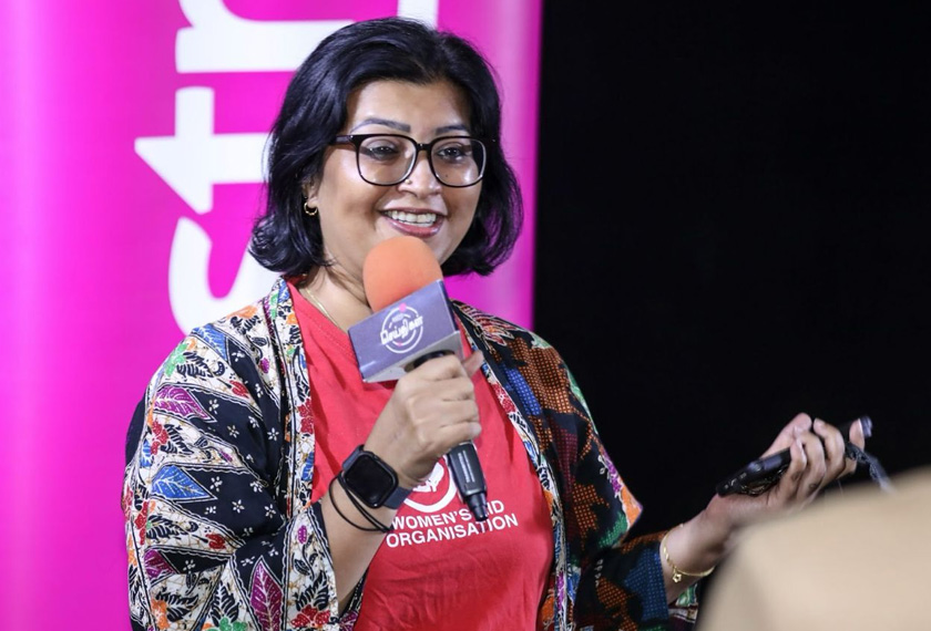 Nazreen ketika memberi ucapan selepas selesai tayangan perdana siri Aadhira di Astro, Bukit Jalil, Rabu lalu. - Foto Astro