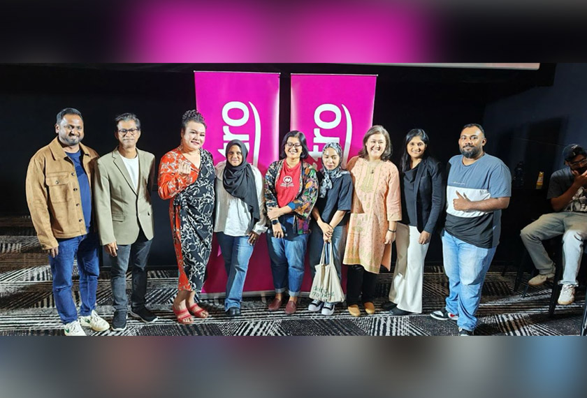 Nazreen (tengah) bersama kru terlibat dalam pembikinan siri Aadhira di majlis tayangan perdana siri itu, Rabu lalu. - Foto Astro