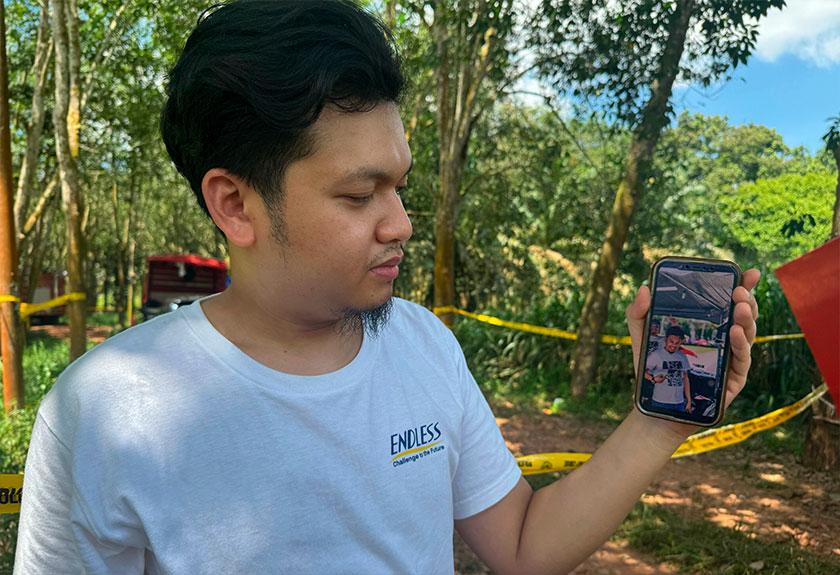 Rakan pemuda yang dilaporkan hilang pada Isnin lepas, Muhammad Syahmi Mansur menunjukkan gambar mangsa, Tengku Nizaruddin Tengku Zainudin,38, pada telefon bimbitnya. - Foto Bernama