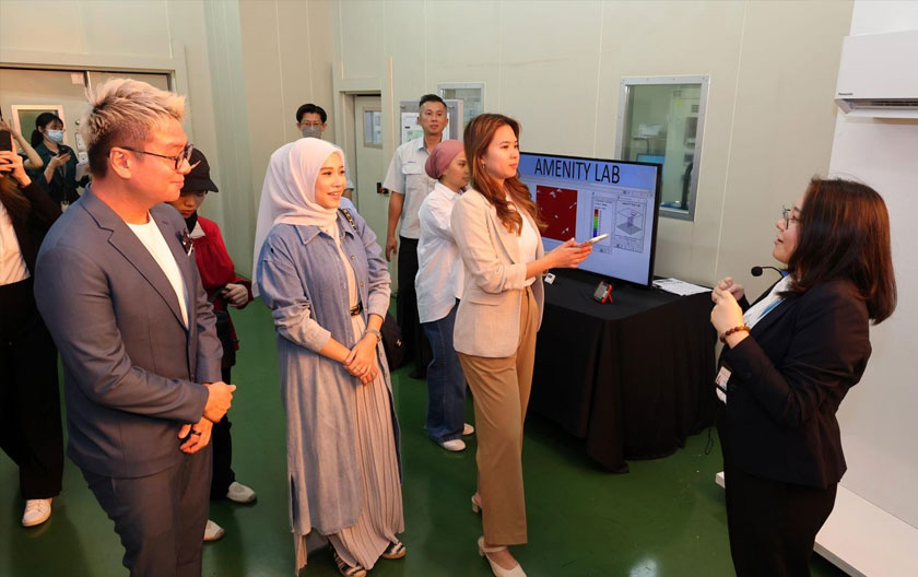 Antara selebriti dan wakil media ketika sesi Jelajah R&D merangkumi demonstrasi penghawa dingin Siri X-Premium Inverter. - Foto Panasonic Malaysia