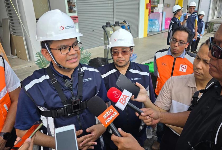 Timbalan Menteri PETRA, Tuan Akmal Nasrullah Mohd Nasir bersama Pengarah Penguatkuasaan dan Operasi Kawasan, Suruhanjaya Tenaga, Ismail Zaili Yusop ketika sidang media selepas operasi penguatkuasaan di Kedah.