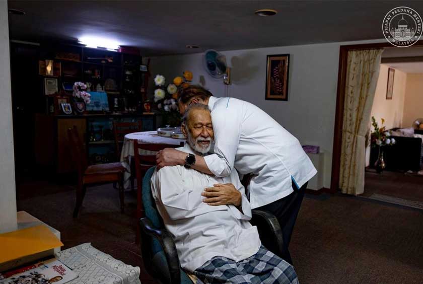 Anwar memeluk abangnya, Idrus.