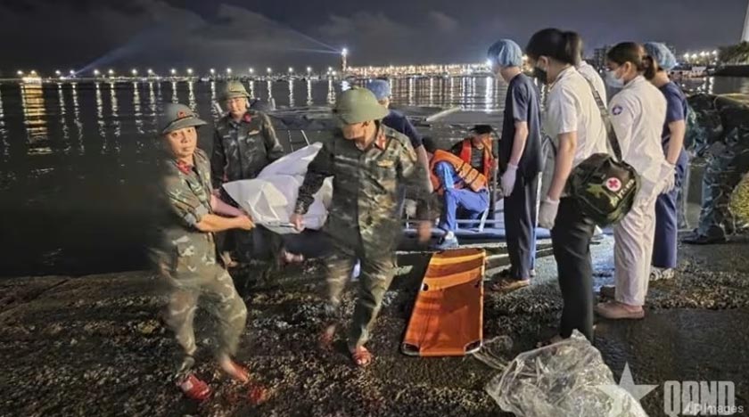 Anggota pasukan keselamatan mengusung mayat mangsa bot karam di Teluk Ha Long, Vietnam pada Sabtu. - Gambar AP
