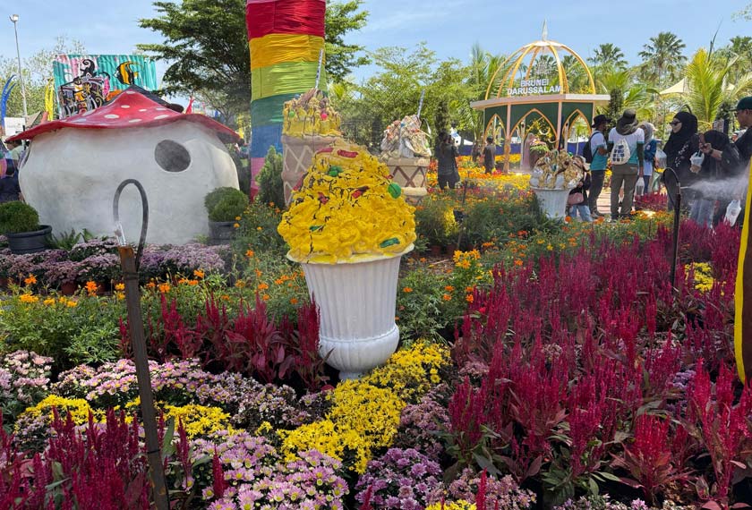 Festival yang berlangsung selama lima hari di Perkarangan Kompleks Sukan Laut Antarabangsa Labuan ini menghimpunkan keunikan flora dan budaya kepulauan Borneo dalam suasana penuh warna-warni.