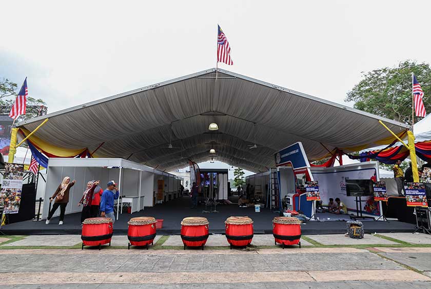 Persiapan akhir reruai pameran agensi kerajaan bagi Majlis Peluncuran Bulan Kebangsaan dan Kibar Jalur Gemilang 2025 di Dataran Tanjung Emas kini siap sepenuhnya. --fotoBERNAMA