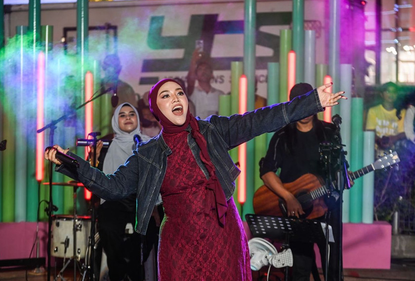 Shila Amzah diiringi Genji Busker ketika melakukan persembahan penutup di Raise The Star Malaysia Busking Face Off Activation. - Foto Astro
