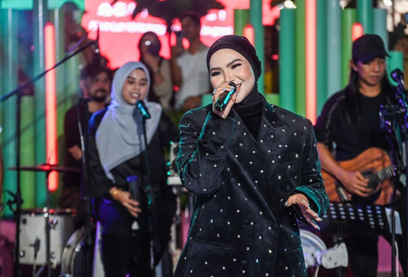Aina Abdul diiringi Genji Busker ketika melakukan persembahan penutup di Raise The Star Malaysia Busking Face Off Activation. - Foto Astro
