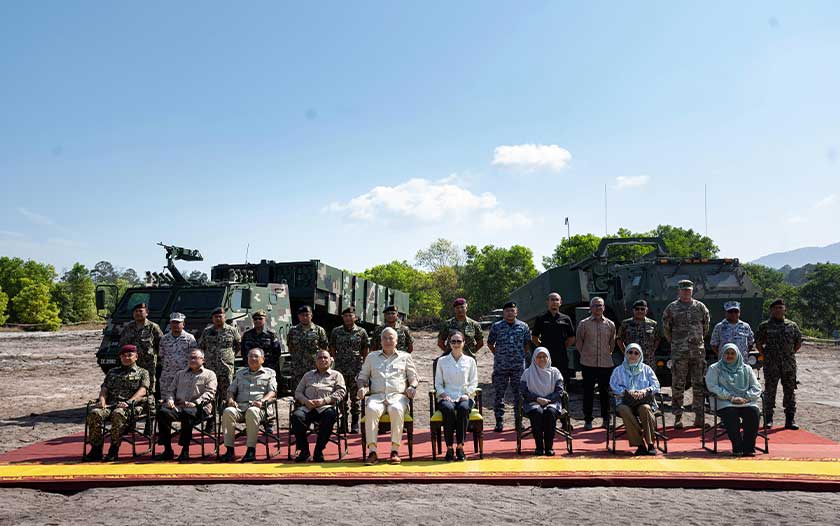 Sultan Perak Sultan Nazrin Shah dan Raja Permaisuri Perak Tuanku Zara Salim berkenan bergambar bersama barisan tetamu kenamaan ketika baginda berdua berangkat ke Eksesais LEMBING SAKTI 2025 yang berlangsung di Lapang Sasar Tanjung Hantu, hari ini. - Foto Bernama