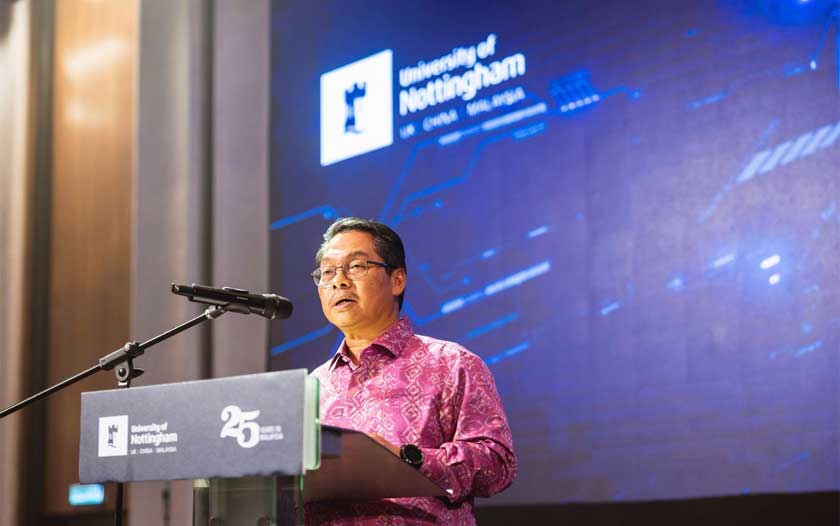 Datuk Ts Mustapha Sakmud, Timbalan Menteri Pengajian Tinggi, memuji sumbangan universiti itu terhadap pendidikan dan inovasi ketika menyampaikan ucapan di sambutan Ulang Tahun ke-25 Universiti Nottingham Malaysia. - Foto UNM