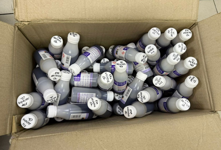 Ubat batuk merupakan antara barangan yang ditemui pihak polis dalam serbuan Op Tapis di sebuah rumah di Taman Harapan, Jalan Silam, Lahad Datu, semalam. - Foto PDRM