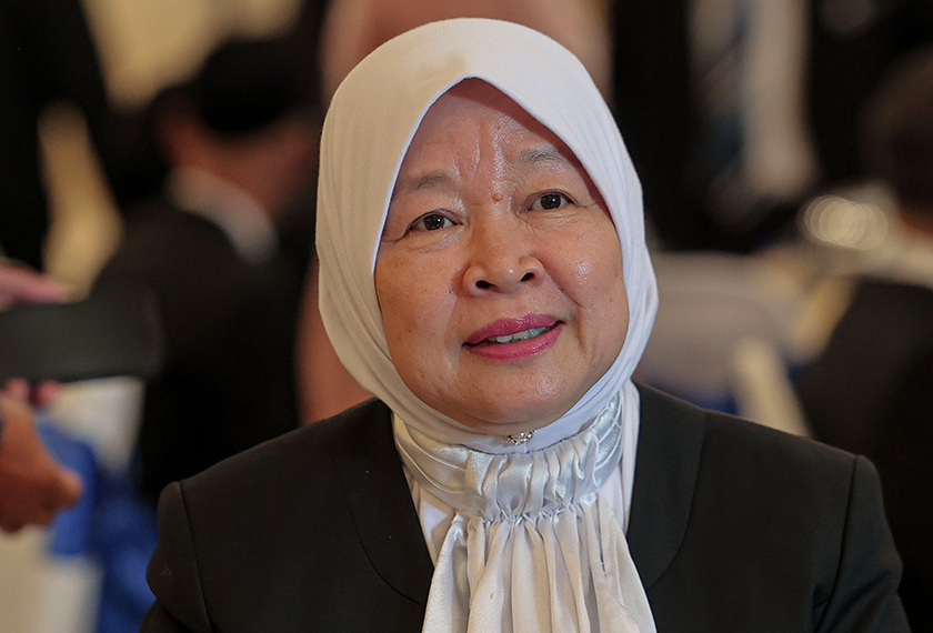Meskipun menjadi wanita pertama yang dilantik ke jawatan itu, Azizah berkata beliau tidak melihatnya sebagai satu tekanan memandangkan pernah berkhidmat di Jabatan Peguam. - fotoBERNAMA
