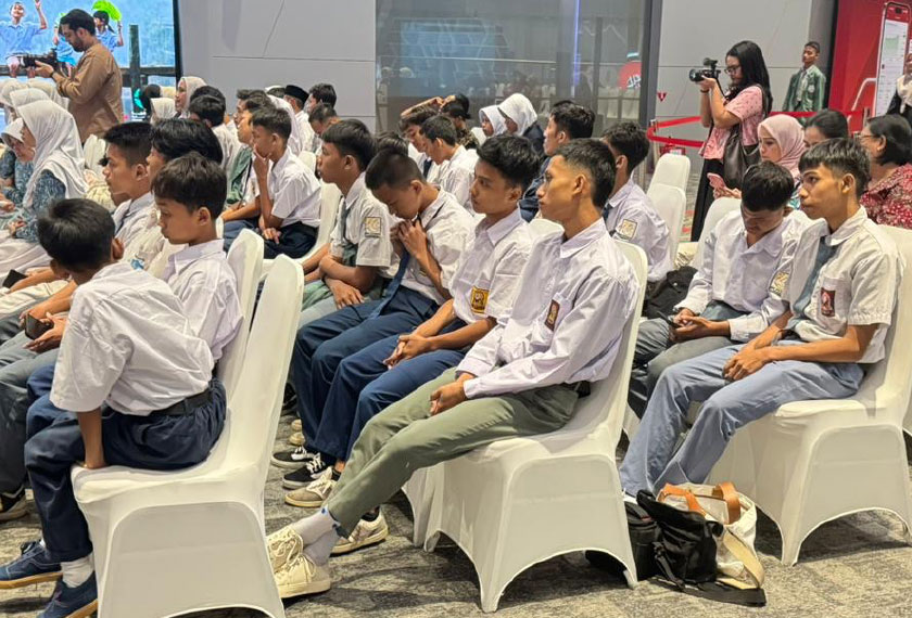 Students from Amal Khair Yasmin listening to the presentations delivered at the event. - Astro AWANI