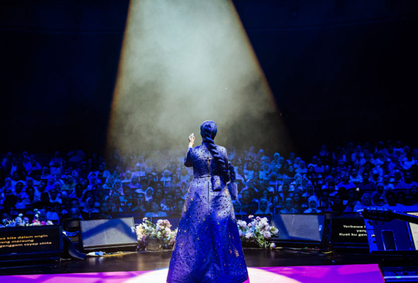 Anggun dengan busana sarat batu permata, Ernie membuka langkah berani dengan menyampaikan lagu Persis Katarsis dan Boneka. - Foto Gempak