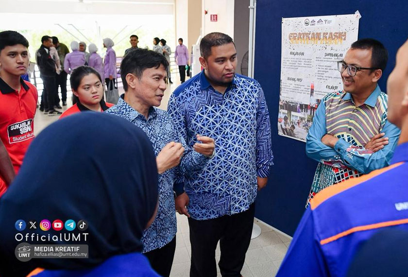 Timbalan Naib Canselor (HEPA) UMT, Prof Dr Mohd Izani Mohd Zain (kiri) sentiasa komited menyokong usaha kemanusiaan yang dilakukan oleh mahasiswa UMT.