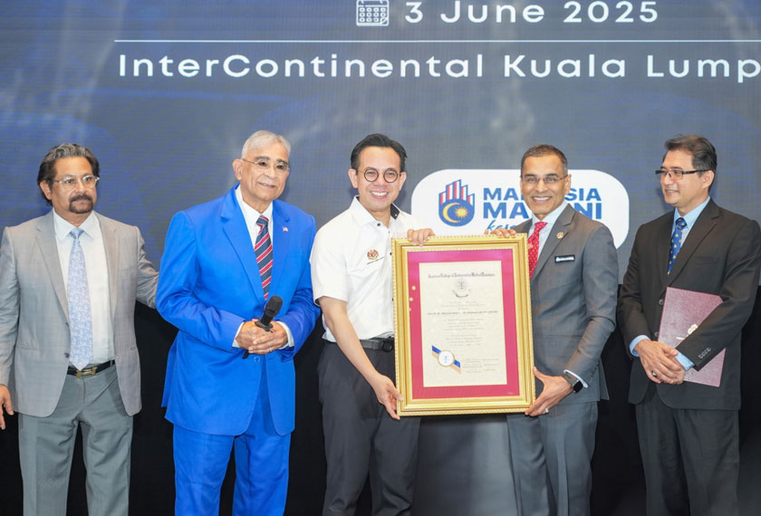 (Dari kiri)  Pengerusi Lembaga PERKESO, Datuk Seri Subahan Kamal; Presiden dan Pengasas ABIME, Prof Dr. Mohammed Ranavaya; Menteri Sumber Manusia, Steven Sim Chee Keong, Ketua Pegawai Eksekutif Kumpulan PERKESO, Datuk Seri Dr. Mohammed Azman Aziz Mohammed serta Pengarah Eksekutif, Pusat Rehabilitasi PERKESO, Datuk Dr. Hafez Hussain ketika menyampaikan anugerah The Lifetime Fellowship of the American College of Independent Medical Examiners (FACIME) dan Master Certified Independent Medical Examiner. - Foto PERKESO