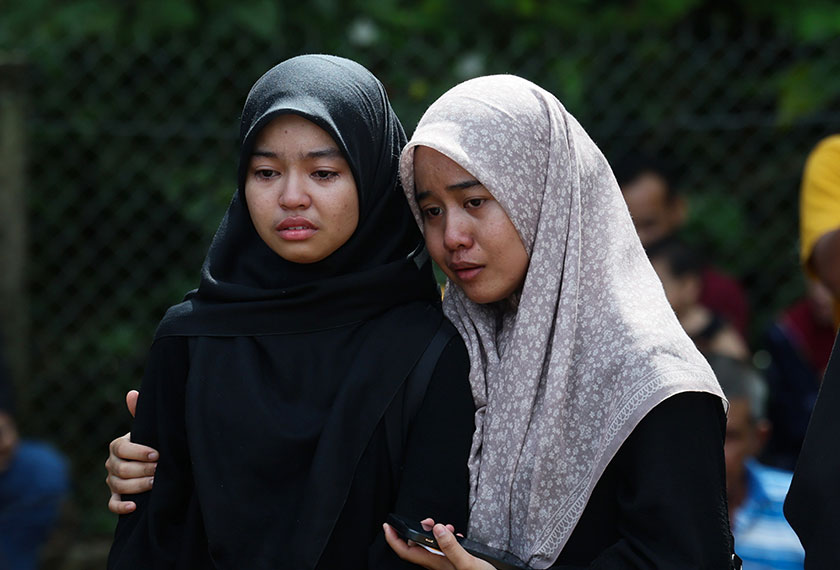 Rakan-rakan pelajar Universiti Pendidikan Sultan Idris (UPSI) Nurul Fatihah Abu Setaman yang terkorban dalam nahas kemalangan di Jalan Raya Timur-Barat (JRTB), Gerik awal pagi Isnin. - Foto Bernama