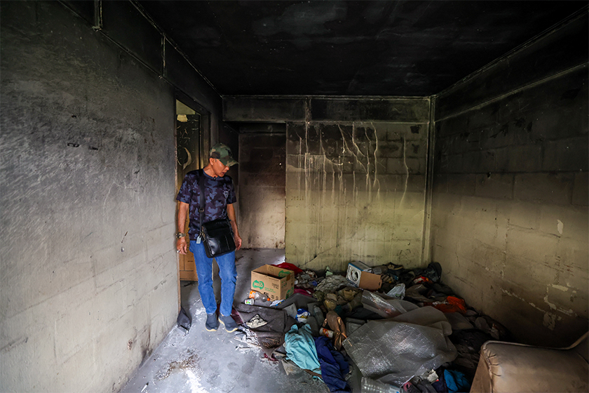 Ridzwan melihat keadaan rumah pangsa awam yang ditinggalkan terbiar. - Gambar Bernama