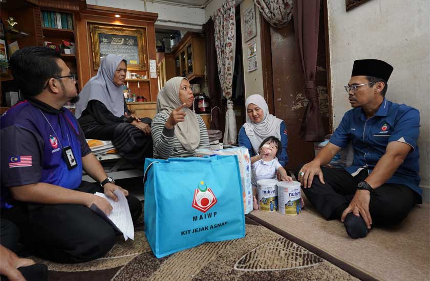 Siti Zuhaili (tengah) menceritakan pengalamannya ketika memohon bantuan di MAIWP dan bersyukur permohonannya diproses dengan cepat