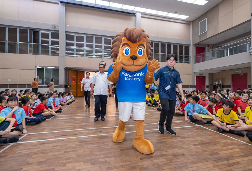 Maskot Panasonic Energy, Leo, yang menjadi salah satu tumpuan di majlis perasmian kempen “Energy For Green Future - School Recycling Campaign 2.0” - Foto Panasonic Malaysia