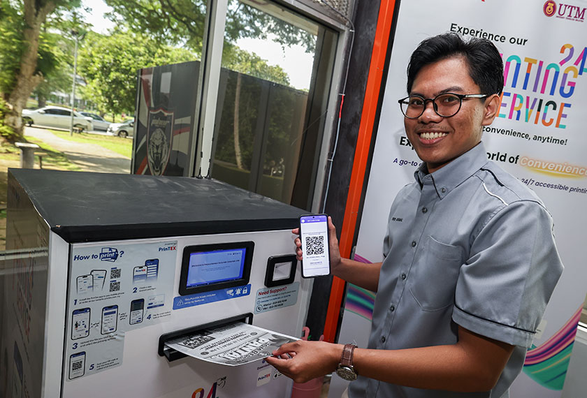 Ketua Pegawai Eksekutif Uninet Teknologi Enterprise Fikri Akmal Aizuddin Bahrim menunjukkan cara penggunaan PrinTEX. - Foto Bernama