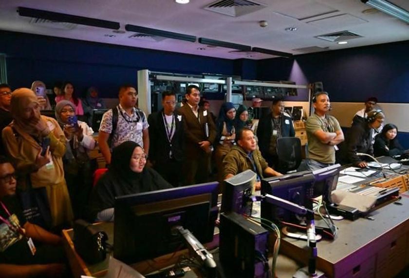 Kesemua peserta diberi peluang melawat beberapa kawasan sekitar Astro seperti studio Awani, studio 3 Borak SeeNi dan konti-konti radio di Astro. - Foto Astro