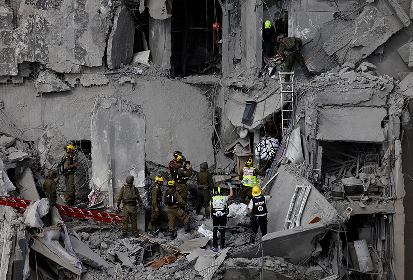 Emergency personnel remove the remains of victims, at an impacted residential site, following a missile attack from Iran on Israel, amid the Israel-Iran conflict, in Be'er Sheva, Israel June 24, 2025. - REUTERS/Amir Cohen