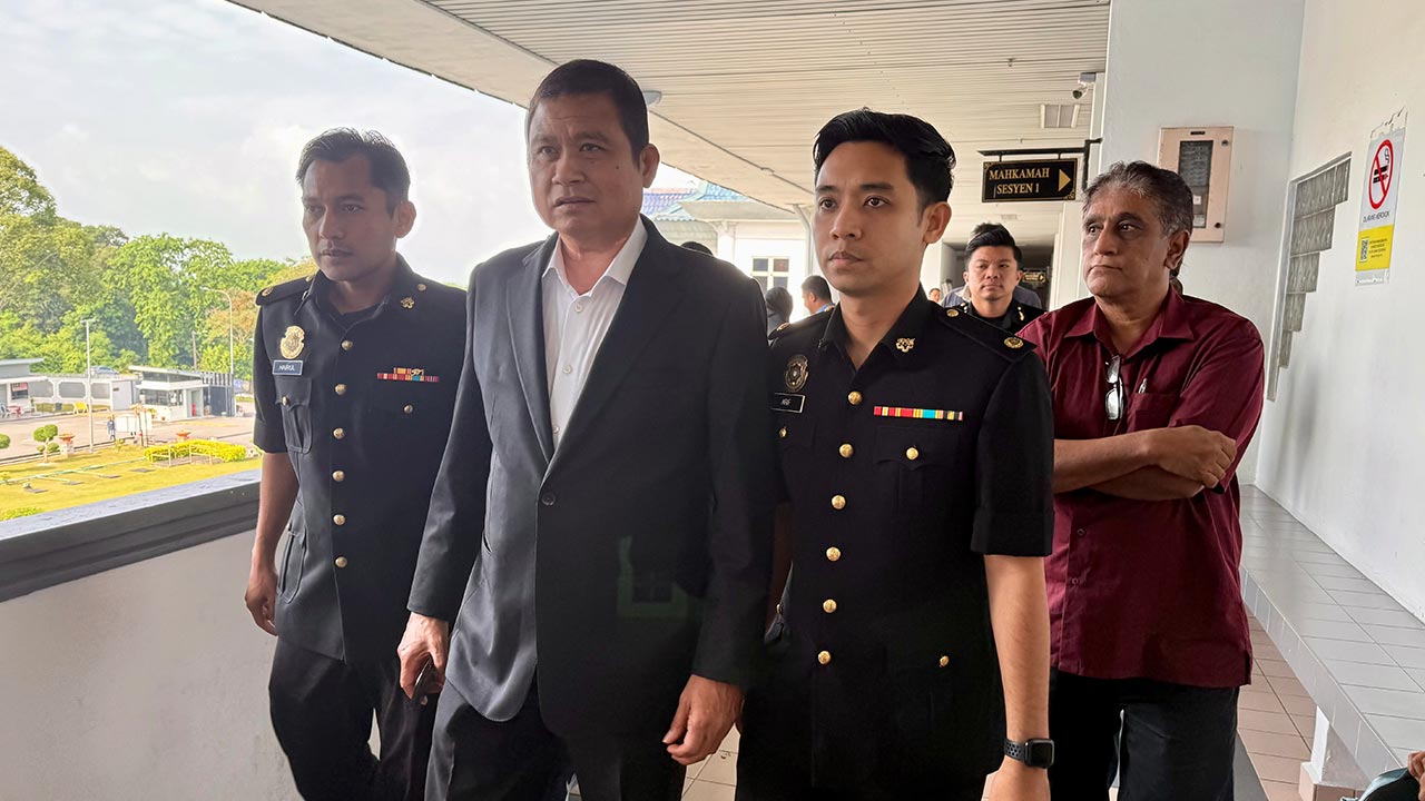 Bekas Timbalan Yang Dipertua Dewan Negara didakwa terima suapan kereta ...