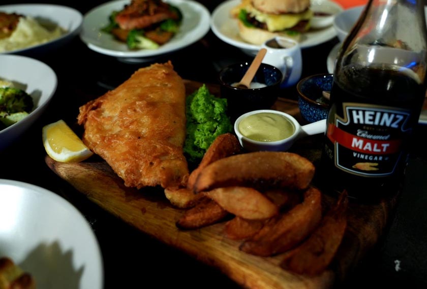 (Gambar) Makanan kegemaran pengunjung di W1, Bangsar ialah Fish & Chips. - Foto Astro