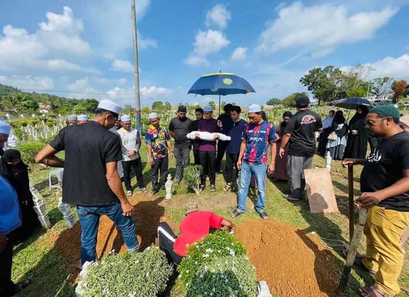 Jenazah dimandi dan dikafankan di HSAH dan disembahyangkan di Masjid Al-Muttaqin sebelum disemadikan di Tanah Perkuburan Islam Raudatul Solihindi Taman Kelisa. - Foto Astro AWANI
