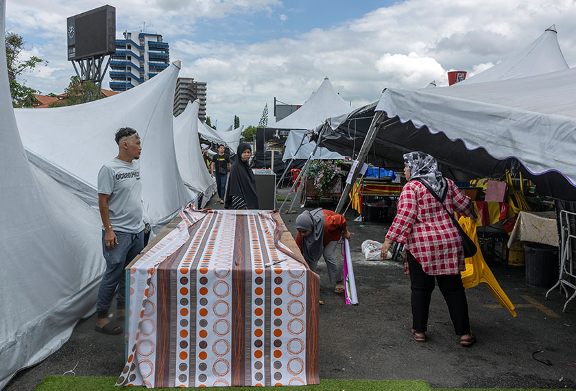 Kejadian itu menyebabkan kira-kira lebih 25 buah khemah yang musnah namun tiada kecederaan mahupun kemalangan jiwa dilaporkan setakat ini. - Foto Bernama