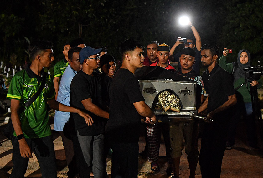 Orang ramai mengusung jenazah Allahyarham Aisar Azim untuk dikebumikan di Tanah Perkuburan Maqbarah Salimah Taman Zaitun Indah malam tadi. --fotoBERNAMA