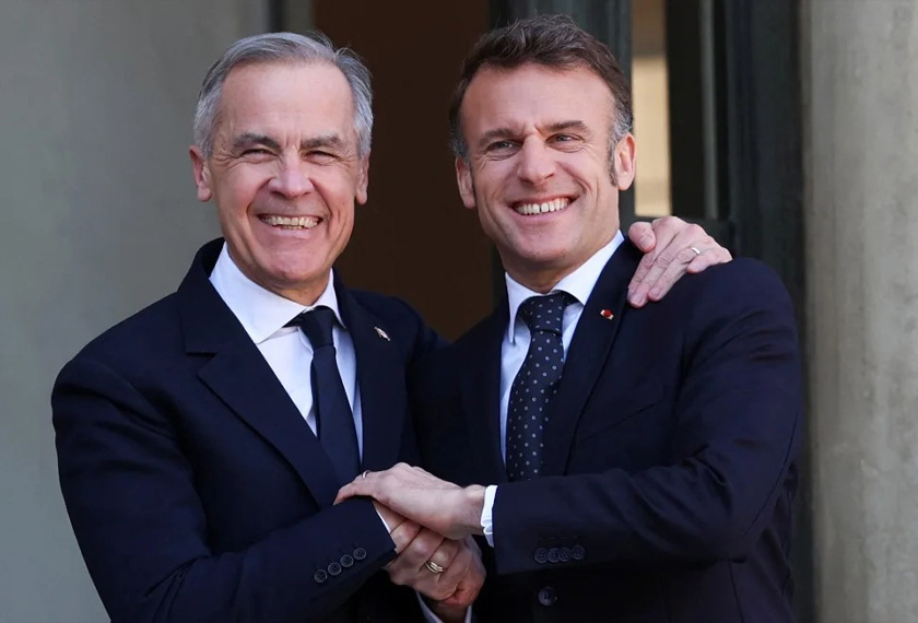 Presiden Emmanuel Macron (kanan) menyambut Perdana Menteri Kanada, Mark Carney di Paris pada Isnin. - Gambar Reuters