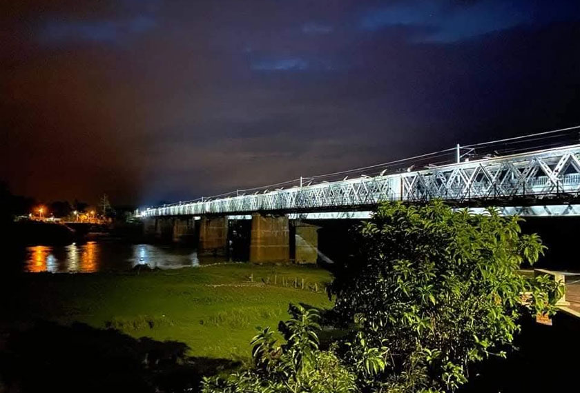 Foto lama tahun 2021 menunjukkan pemandangan malam di Jambatan Victoria yang ketika itu diterangi limpahan cahaya lampu. - Foto ihsan Nor Hisham Zulkiflee