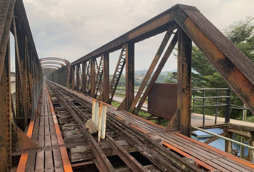 Struktur Jambatan Victoria yang berkarat dan perlu kerja baik pulih supaya tidak rosak. - Foto ihsan Nor Hisham Zulkiflee