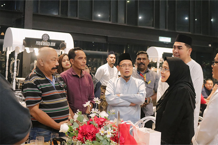 Pengerusi Eksekutif M K Land Holdings Berhad, Tan Sri Felina Mustapha berbual mesra dengan rakan-rakan media yang turut hadir memeriahkan majlis berbuka puasa.