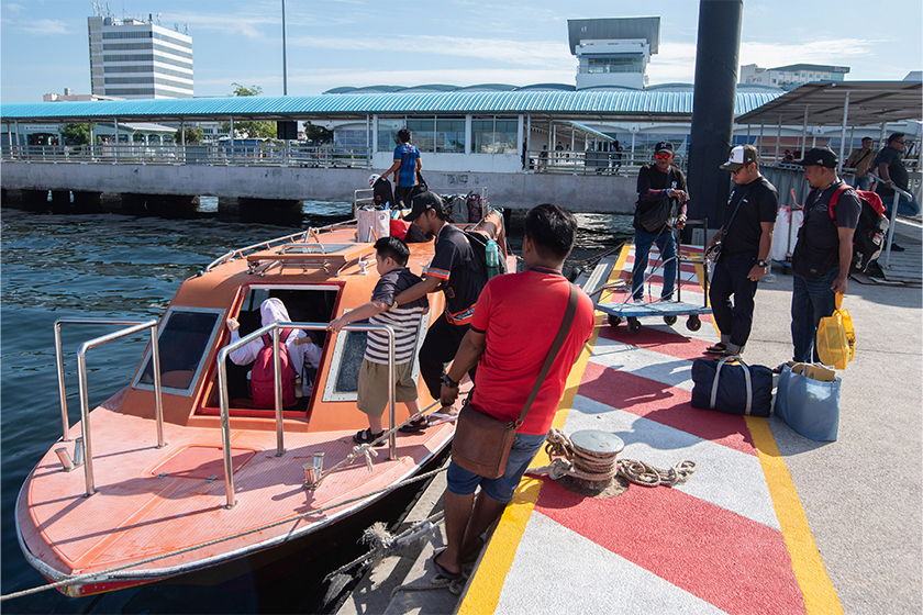 Ribuan orang yang mula bergerak melalui terminal feri Labuan menuju ke tanah besar Sabah dan Sarawak sempena cuti Aidilfitri. - Foto Bernama