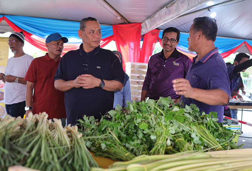 Menteri Besar Negeri Sembilan Datuk Seri Aminuddin Harun melawat gerai jualan sempena Program Mantai Rayo di pekarangan Masjid Dato Klana Petra Lela Mohd Yusof, Sikamat hari ini. - Foto Bernama