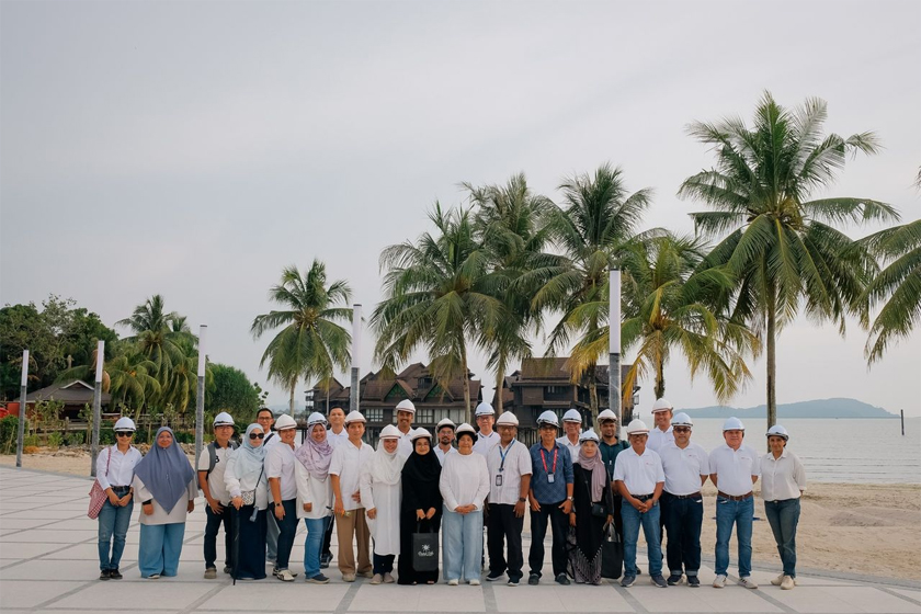 Felina (tengah) bergambar bersama kakitangan M K Land dan Ombak Villa Langkawi, serta pihak kontraktor, konsultan dan pengamal media berlatar belakangkan pemandangan indah SENJA.
