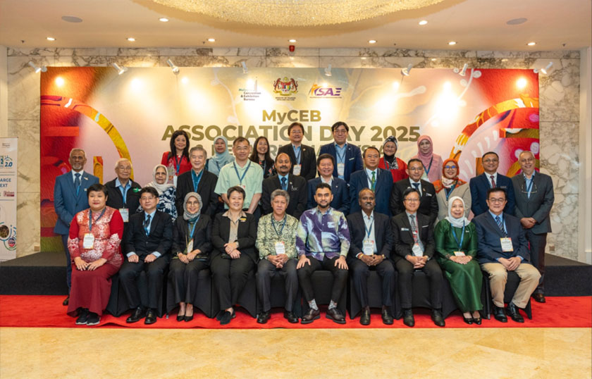 (Empat dari kiri) Tan Mei Phing (Pemangku Ketua Pegawai Eksekutif) dan pengurusan tertinggi Kementerian Pelancongan, Seni dan Budaya bersama barisan tokoh industri. - Foto MyCEB
