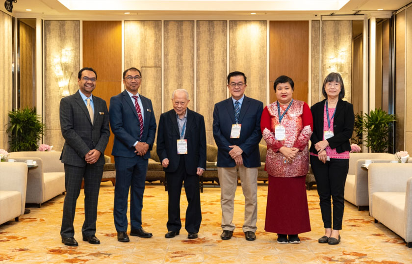 (Dari kiri) Mohammad Isa (Pengarah Insentif Mesyuarat & Sokongan) dan Zain Azrai Rashid (Pengarah Kanan Hal Ehwal Korporat) bersama barisan Kesatria Malaysia. - Foto MyCEB