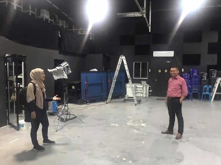 Penulis dibawa melawat Regalblue Production di Brunei.