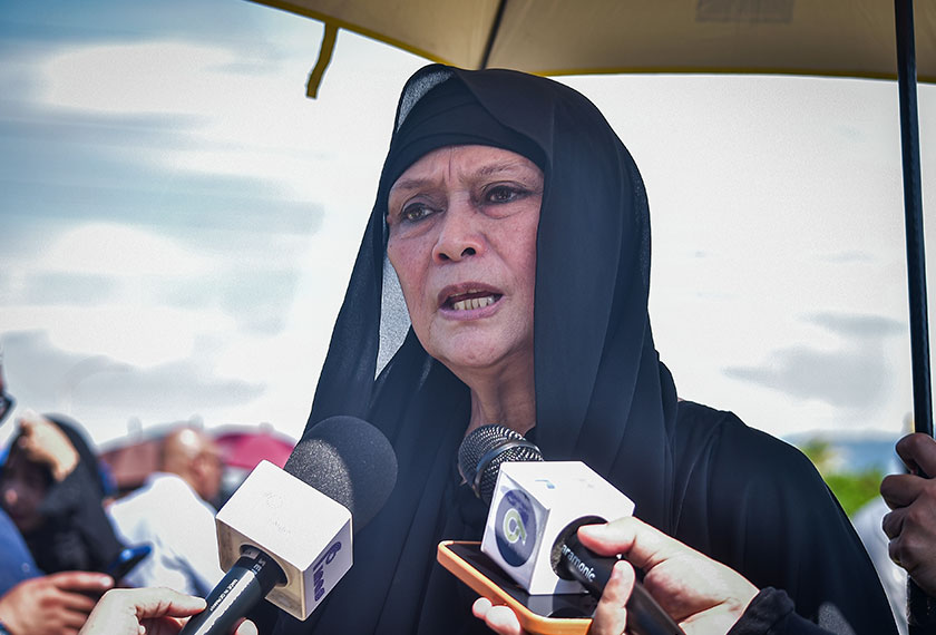 Adik kepada Allahyarham Seniwati Sophia Ibrahim, Datuk Khadijah Ibrahim, hadir memberikan penghormatan terakhir kepada Allahyarham. Foto Bernama