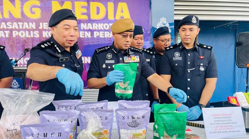 Noor Hisam dan anggotanya menunjukkan rampasan dadah hasil empat serbuan sekitar Lumut dan Sitiawan, pada Isnin dan Selasa, di IPK Perak, Ipoh, hari ini. - Foto Astro AWANI
