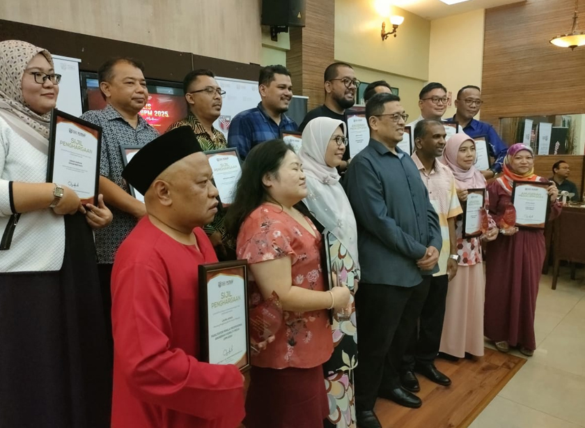 Ahmad Farhan (depan, empat dari kiri) bergambar kenangan dengan wakil-wakil media pada pada Majlis Promosi Universiti Putra Malaysia (UPM) Bersama Media 2025 di Serdang, Selangor malam tadi.