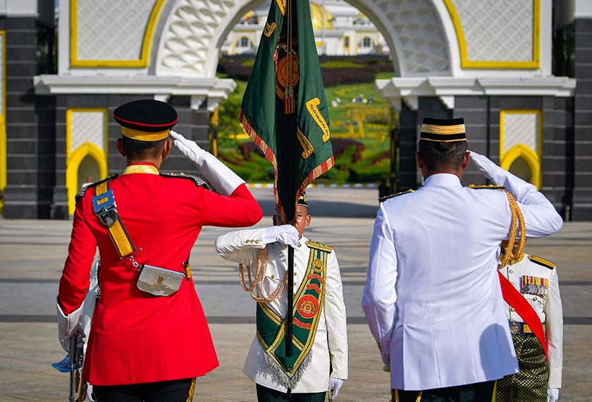 Istiadat Pertukaran Pengawal Istana Negara yang berlangsung di pekarangan Pintu I, Istana Negara hari ini. - Foto Bernama